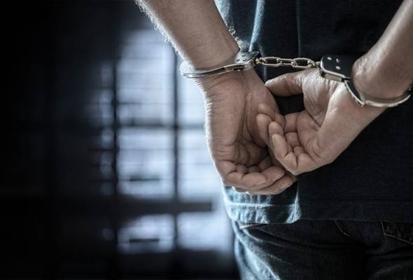 வீடு புகுந்து கொள்ளை; ஜோடி கைது