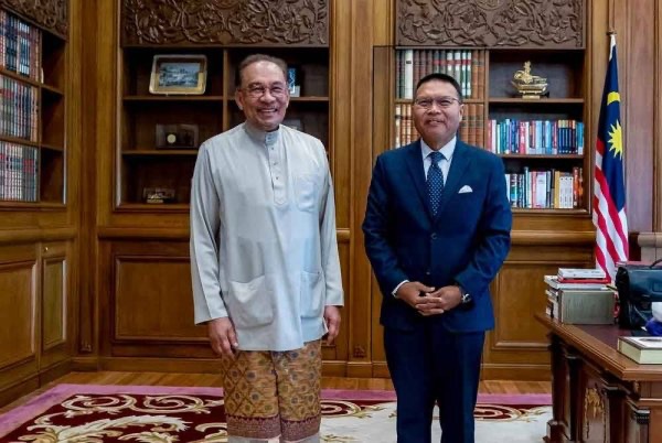 மலேசியத் தூதரின் மரியாதை நிமித்த வருகையை ஏற்றார் பிரதமர்