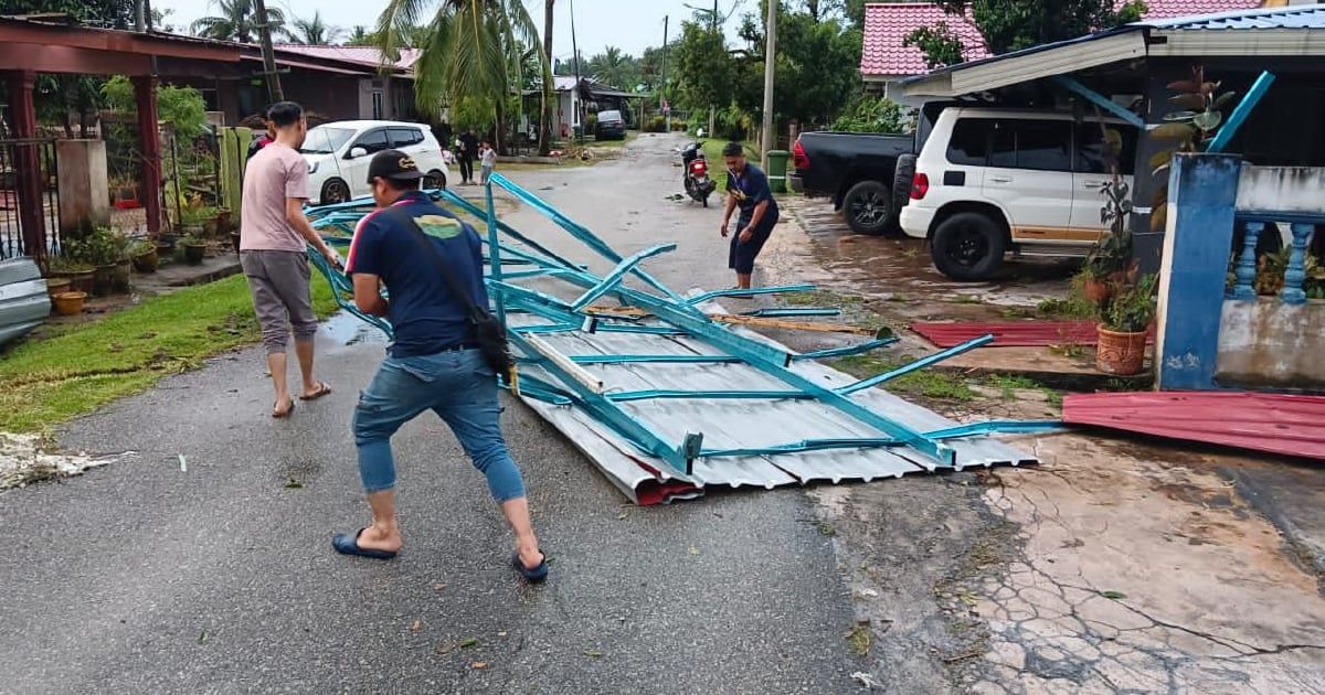 75 வீடுகள் கடும் சேதம், கூரைகள் பறந்தன