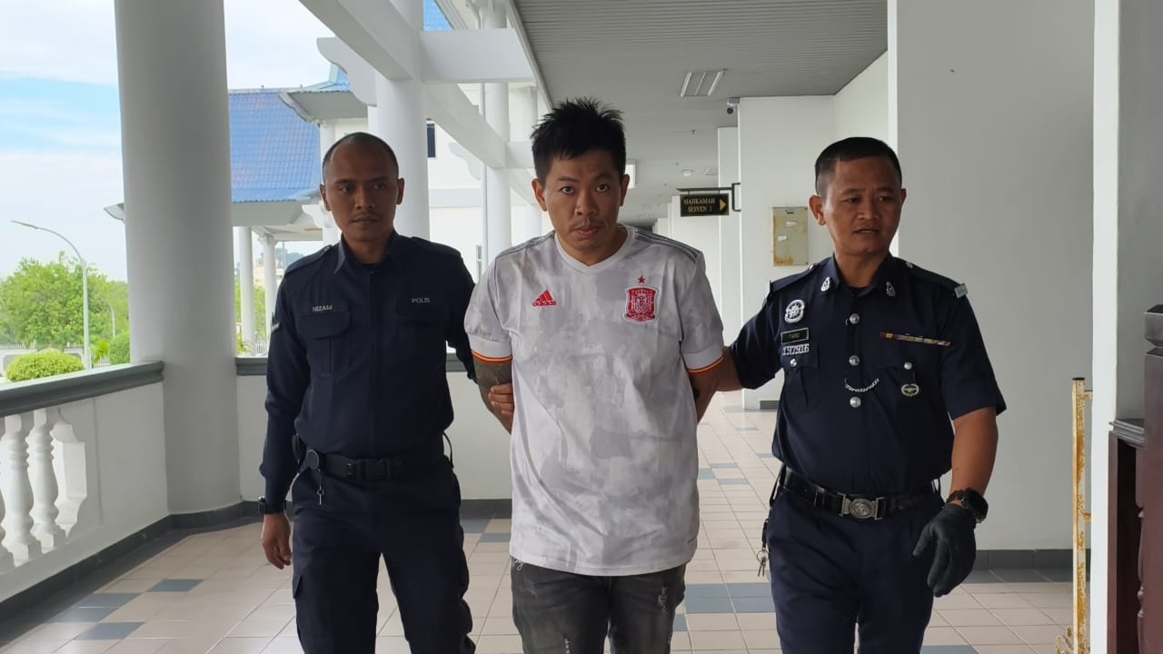 துப்பாக்கி வைத்திருந்ததாக ஆடவர் மீது குற்றச்சாட்டு