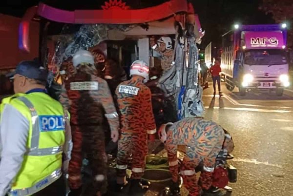 இரண்டு அடுக்கு பேருந்து, வாகன இழுவை லோரியில் மோதியது