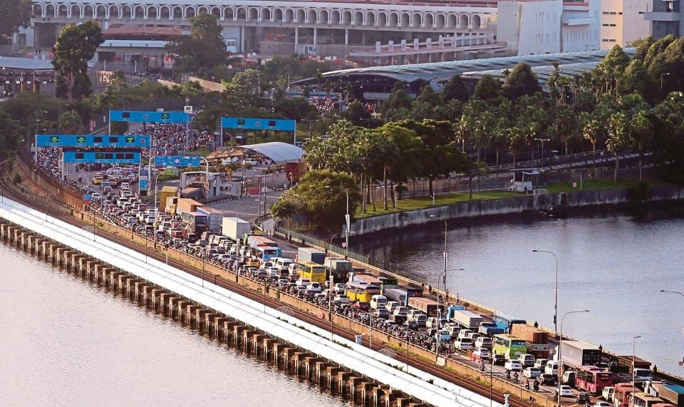 சிங்கப்பூரில் மலேசியப் பெண் கைது