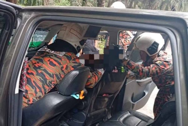 தாயும் பிள்ளையும் இடிபாடுகளுக்கு இடையில் சிக்கி பரிதவிப்பு