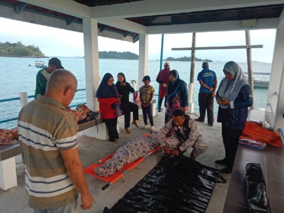 இரு உடன்பிறப்புகள் நீரில் மூழ்கினர்