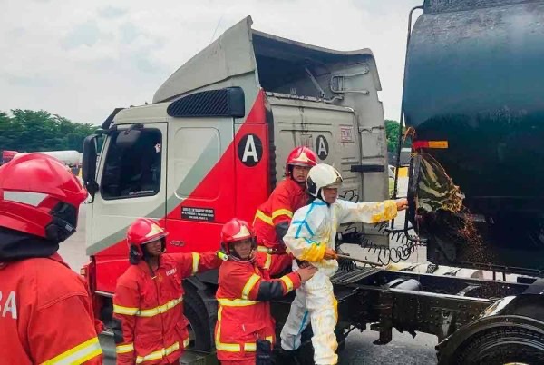 டெங்கர் லோரியிலிருந்து எண்ணெய் கசிந்தது