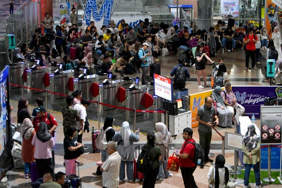 இடிஎஸ், கொமுட்டர் சேவைகள் மீண்டும் வழக்க நிலைக்குத் திரும்பின
