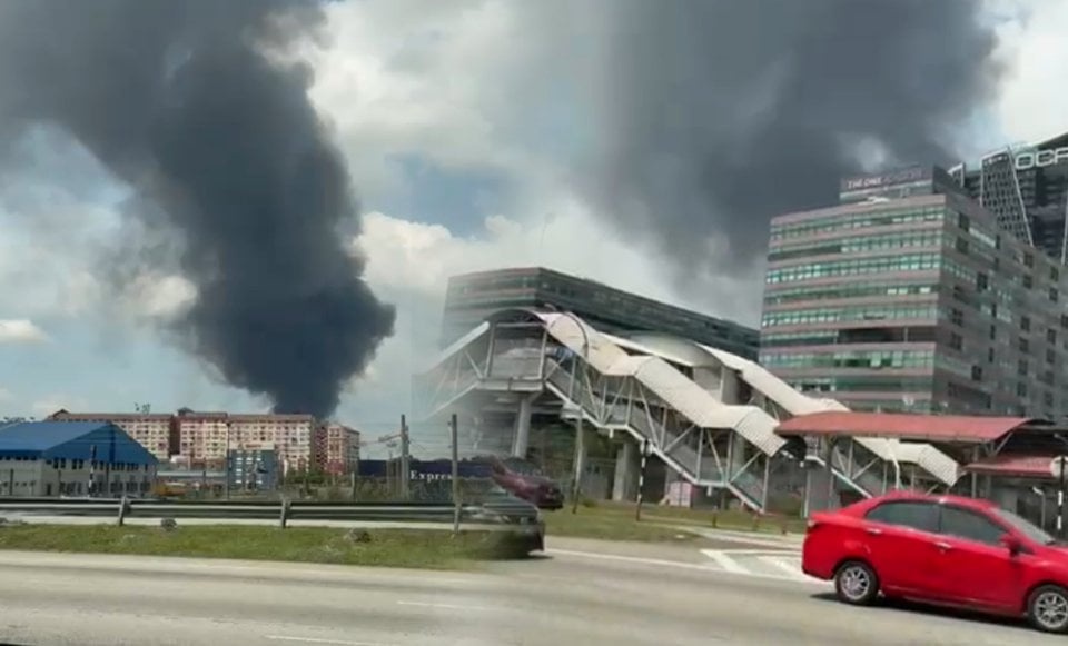 காகிதத் தயாரிப்பு தொழிற்சாலை தீக்கிரையானது