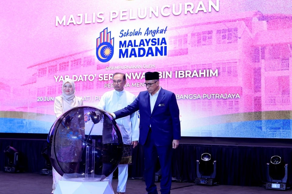 1000 மடானி பள்ளி தத்தெடுப்புப் திட்டத்தைத் தொடக்கி வைத்தார் பிரதமர் அன்வார்