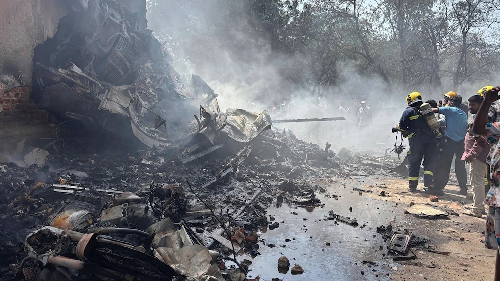 ஏர் இந்தியா விமானம் விழுந்து நொறுங்கியது: 242 பேர் பலி