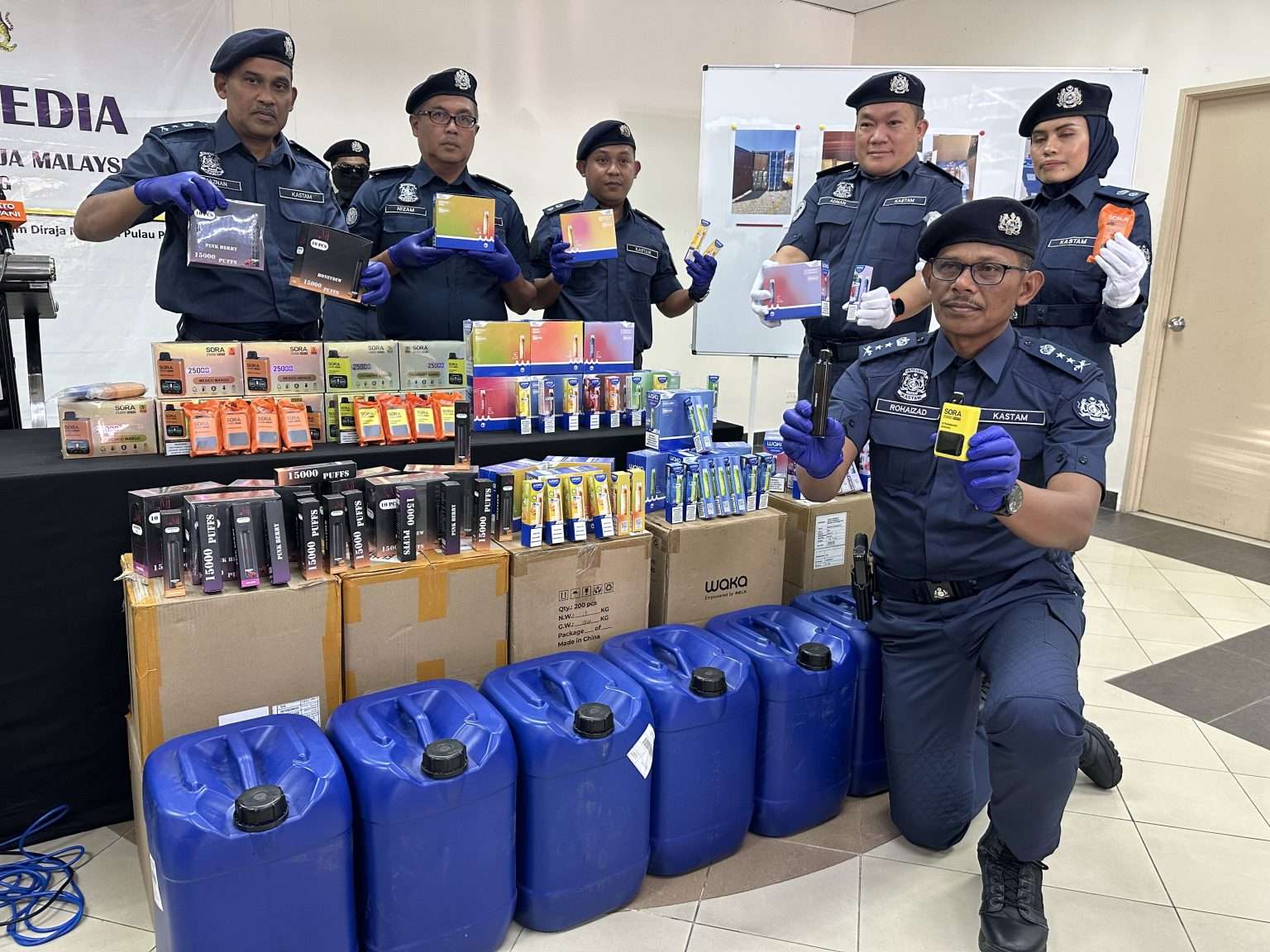 51 லட்சம் பெறுமானமுள்ள மின்னியல் சிகரெட்டுகள் பறிமுதல்