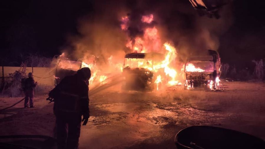 நான்கு டிரெய்லர்களில் தீ பரவியது