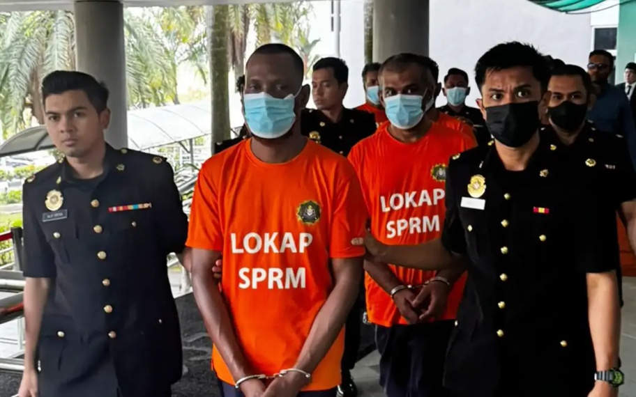 நான்கு இயக்குநர்கள் உட்பட ஐவர் கைது