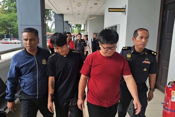 லைசென்ஸின்றி எரிவாயு விற்பனை, நால்வர் மீது குற்றச்சாட்டு