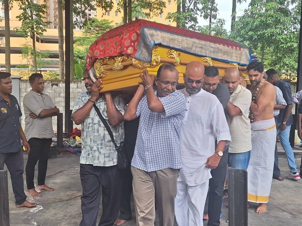 நூற்றுக்கணக்கான மக்களின் கண்ணீர் அஞ்சலியுடன் டத்தோஸ்ரீ பழனிவேல் உடல் தகனம்