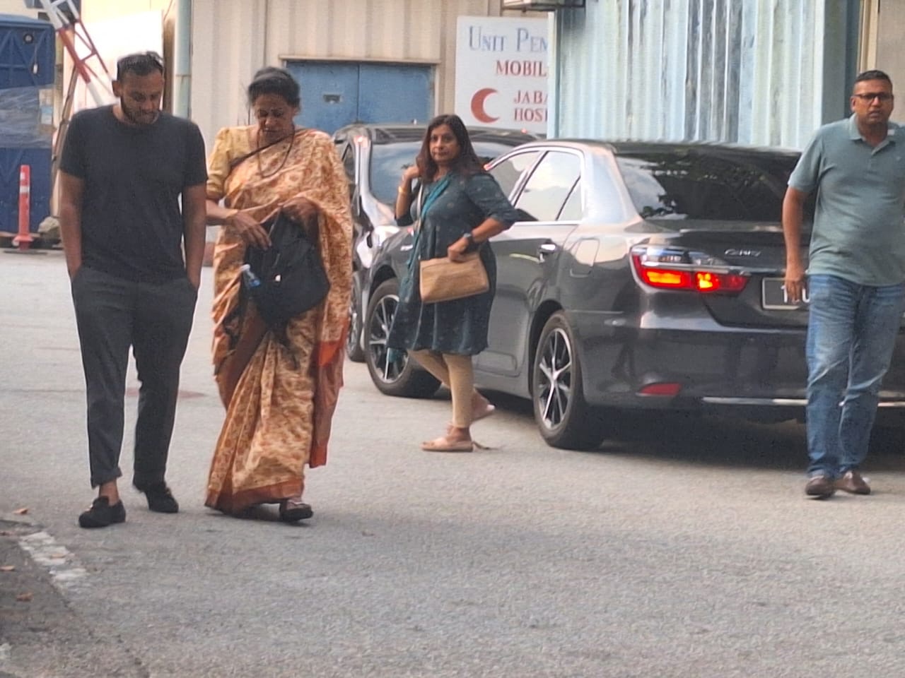 கணவர் டான்ஸ்ரீ பழனிவேலின் உடலைப் பெற்றார் மனைவி புவான்ஸ்ரீ கனகம்