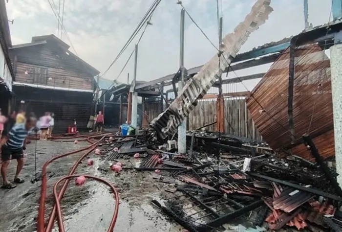 தீ விபத்தில் கோவில் மற்றும் 21 வீடுகள் அழிந்தன