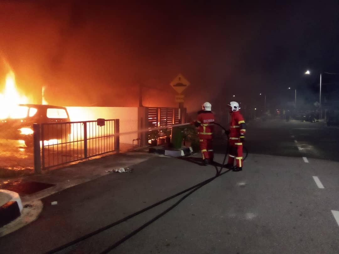 மூன்று தரை வீடுகள் தீயில் சேதம்