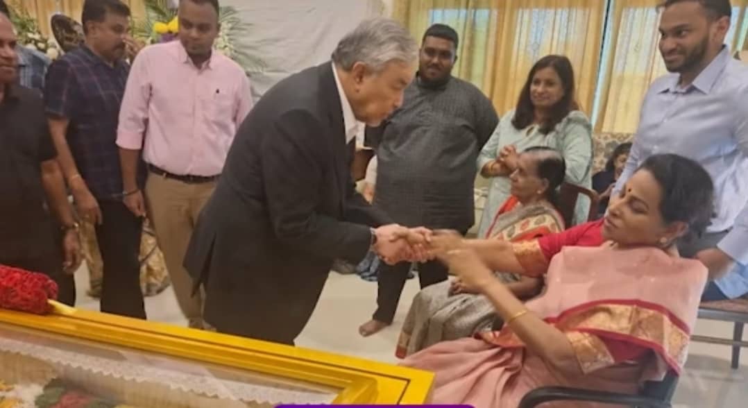 டத்தோஸ்ரீ பழனிவேலின் நல்லுடலுக்கு துணைப் பிரதமர் அஹ்மாட் ஸாஹிட், மஇகா தேசியத் தலைவர் டான்ஸ்ரீ விக்னேஸ்வரன், டான்ஸ்ரீ டாக்டர் சுப்பிரமணியம் உட்பட பலர் இறுதி மரியாதை