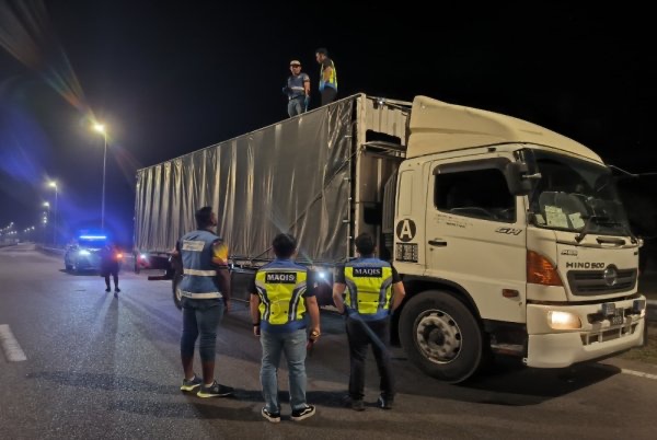 அனுமதியின்றி பன்றிகளை ஏற்றி வந்த லோரி தடுக்கப்பட்டது