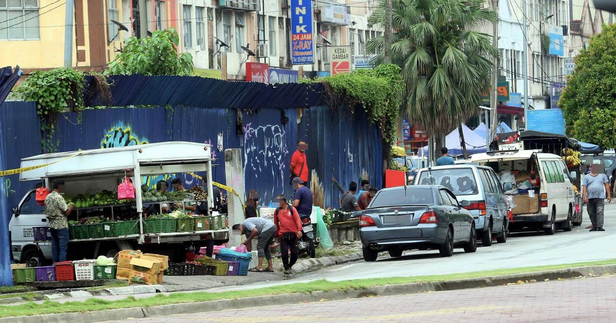 வெளிநாட்டு வியாபாரிகள் தொடர்ந்து சாலையோரக் கடைகளை நடத்தி வருகின்றனர்