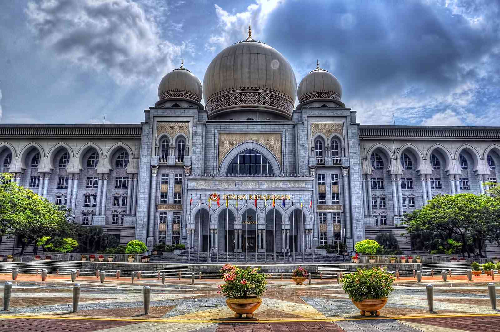 கூட்டரசு நீதிமன்ற நீதிபதி ஒருவர் விலக வேண்டும்