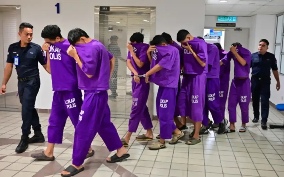 8 பல்கலைக்கழக மாணவர்கள் மீது குற்றச்சாட்டு