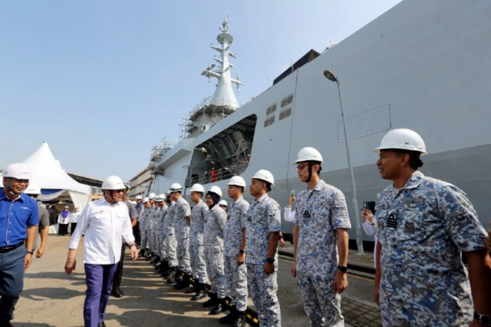 கடலோரப் போர்க் கப்பல்கள் கட்டுமானத்தை நேரில் கண்டறிந்தார் பிரதமர் அன்வார் இப்ராஹிம்