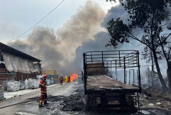 5 தொழிற்சாலைகளும் 13 வாகனங்களும் தீயில் அழிந்தன