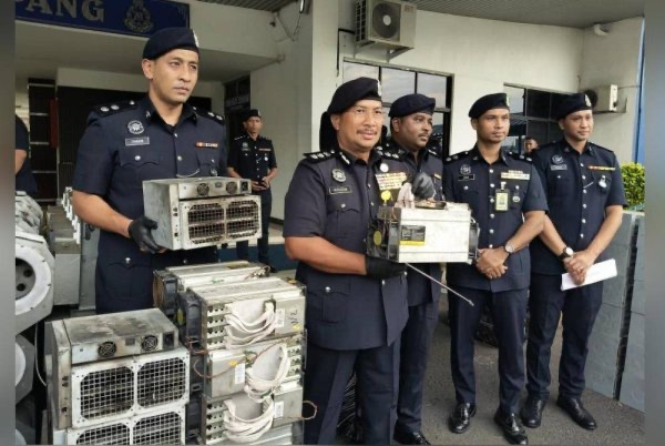 மின்சாரத் திருட்டு, நான்கு நபர்கள் கைது