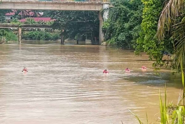 ஆற்றில் மூழ்கிய பெண்ணைத் தேடும் பணி தொடர்கிறது