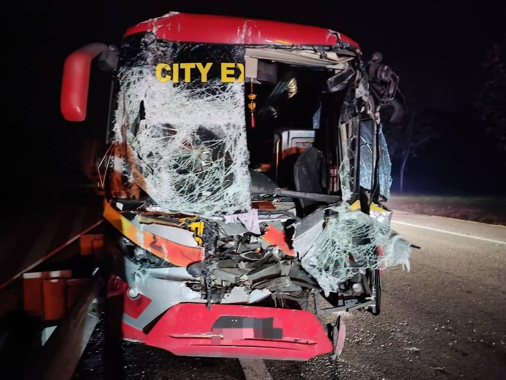 பேருந்து ஓட்டுநர் படுகாயம், 3 பயணிகள் காயம்