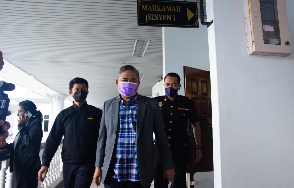 முன்னாள் இயக்குநர் மீது ஊழல் குற்றச்சாட்டு