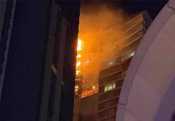துபாயில் 67 அடுக்குமாடி கட்டிடத்தில் பெரும் தீ