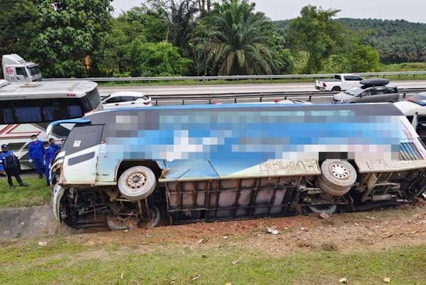 விரைவு பேருந்து, சாலையை விட்டு விலகி கால்வாயில் விழுந்தது