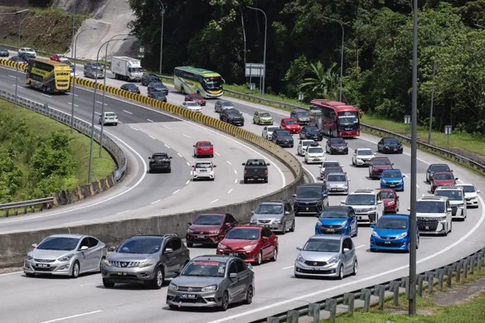 பிரதான நெடுஞ்சாலைகளில் வாகனங்கள் மெதுவாக நகர்கின்றன