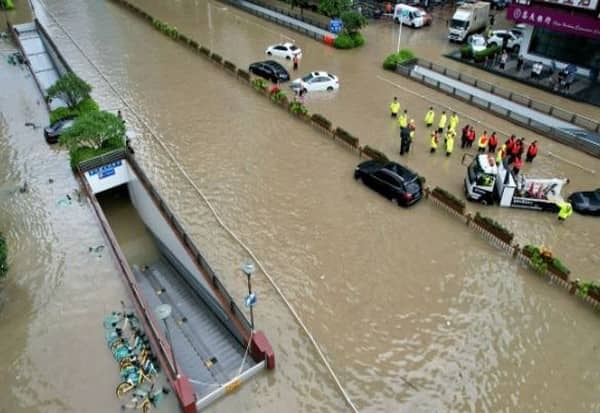 சீனாவில் வரலாறு காணாத பருவமழை: 80,000 பேர் வீடுகளை இழந்தனர்