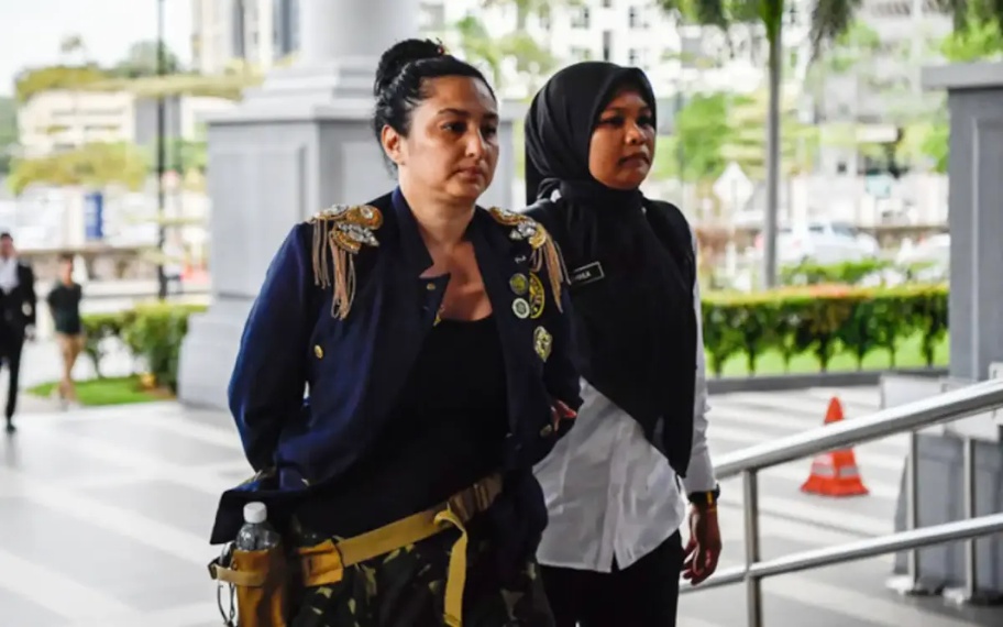 பொய்யானத் திருமண சான்றிதழைச் சமூக வலைத்தளத்தில் பதிவேற்றம்: முன்னாள் மாடல் அழகி மீது குற்றச்சாட்டு