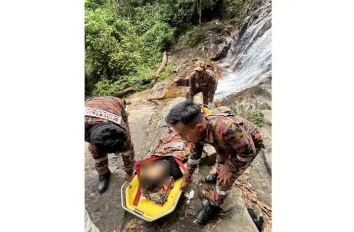 நீர் வீழ்ச்சியிலிருந்து கீழே விழுந்து நியூசிலாந்து மாது காயம்