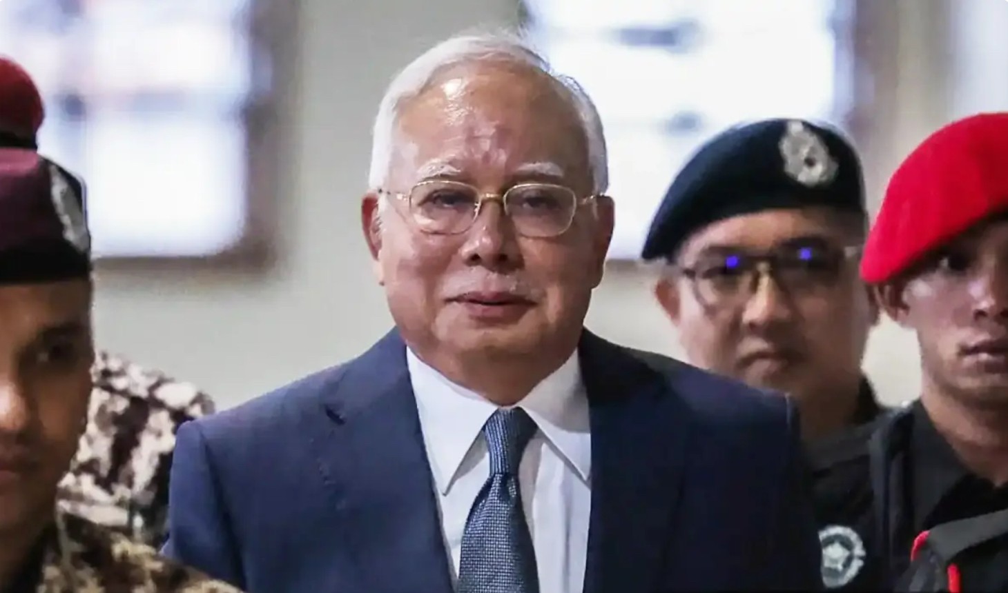 மாமன்னரின் கூடுதல் உத்தரவு குறித்த மறு ஆய்வு தோல்வி அடைந்தாலும், நஜிப் பரோலில் விடுதலை ஆகலாம் – வழக்கறிஞர் ஷாஃபி அப்துல்லா தகவல்