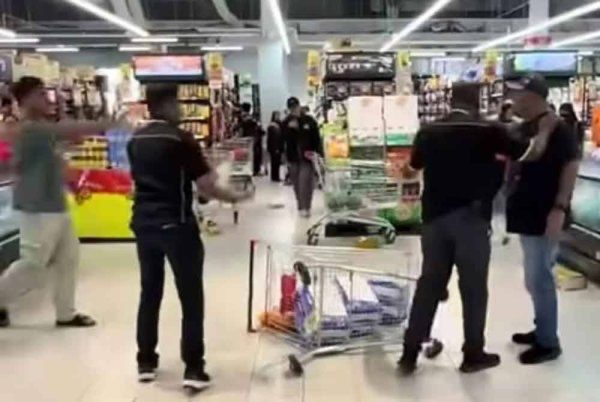 பேரங்காடியின் முன் கணவனும், மனைவியும் சண்டையிட்டுக் கொண்ட காட்சி வெறும் நடிப்பே