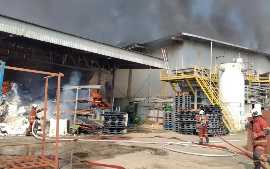 பஞ்சு தயாரிக்கும் தொழிற்சாலை தீயில் அழிந்தது