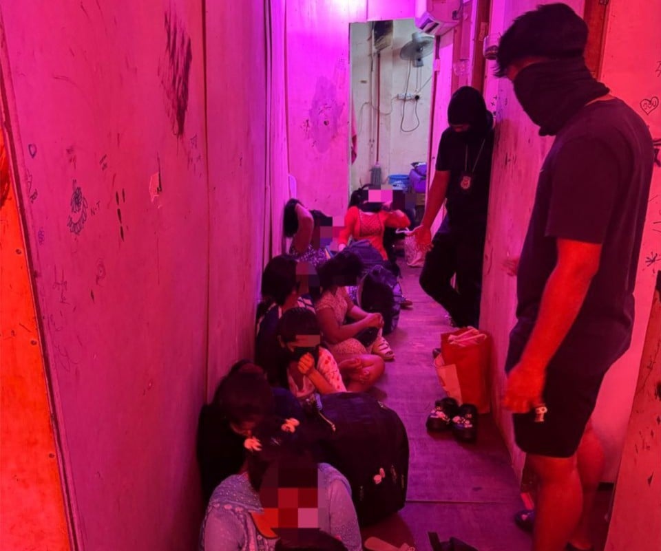 கோலாலம்பூரில் விபச்சார விடுதியில் இருந்து 14 வெளிநாட்டு பெண்கள் மீட்பு