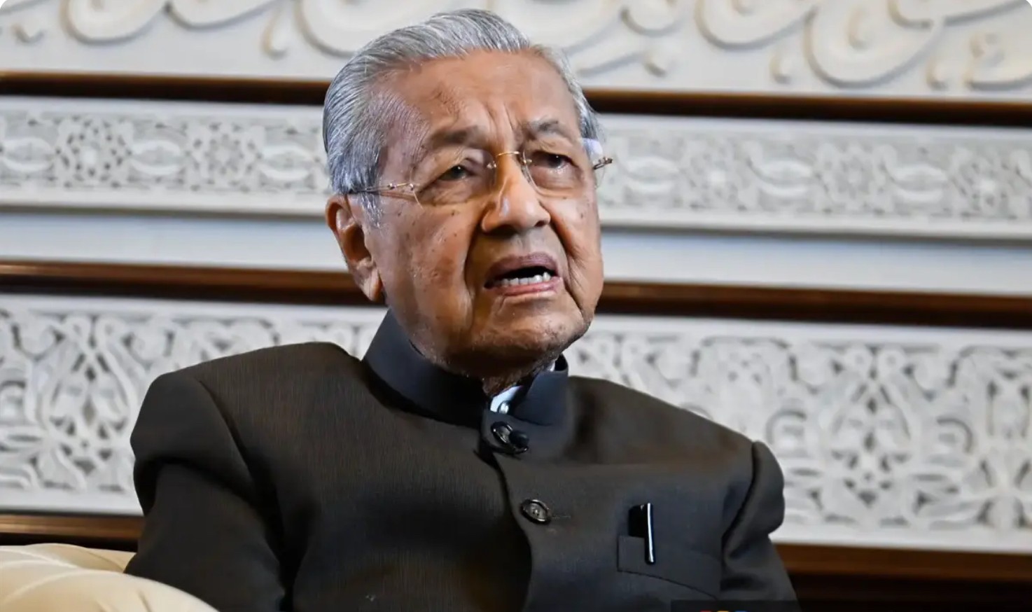 முடிவைத் துன் மகாதீரின் வழக்கறிஞர் சாடினார்