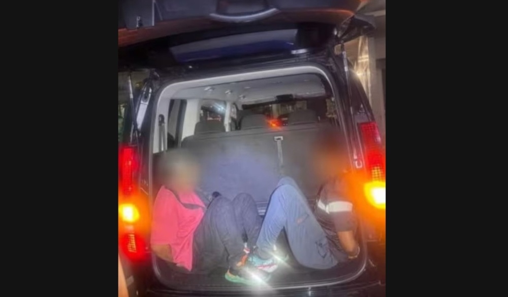 காரின் பூத்துக்குள் மறைந்திருந்த இரண்டு மலேசியர்கள் கைது