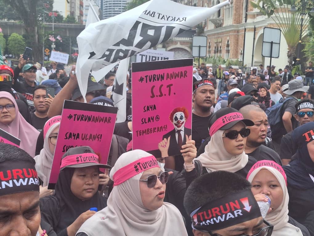 பிரதான மேடையை அகற்றும்படி ஏற்பாட்டுக் குழுவினருக்குப் பணிக்கப்பட்டது