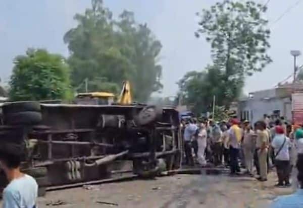 பஞ்சாப்பில் பேருந்து கவிழ்ந்ததில் 8 பேர் பலி, 30 பேர் காயம்