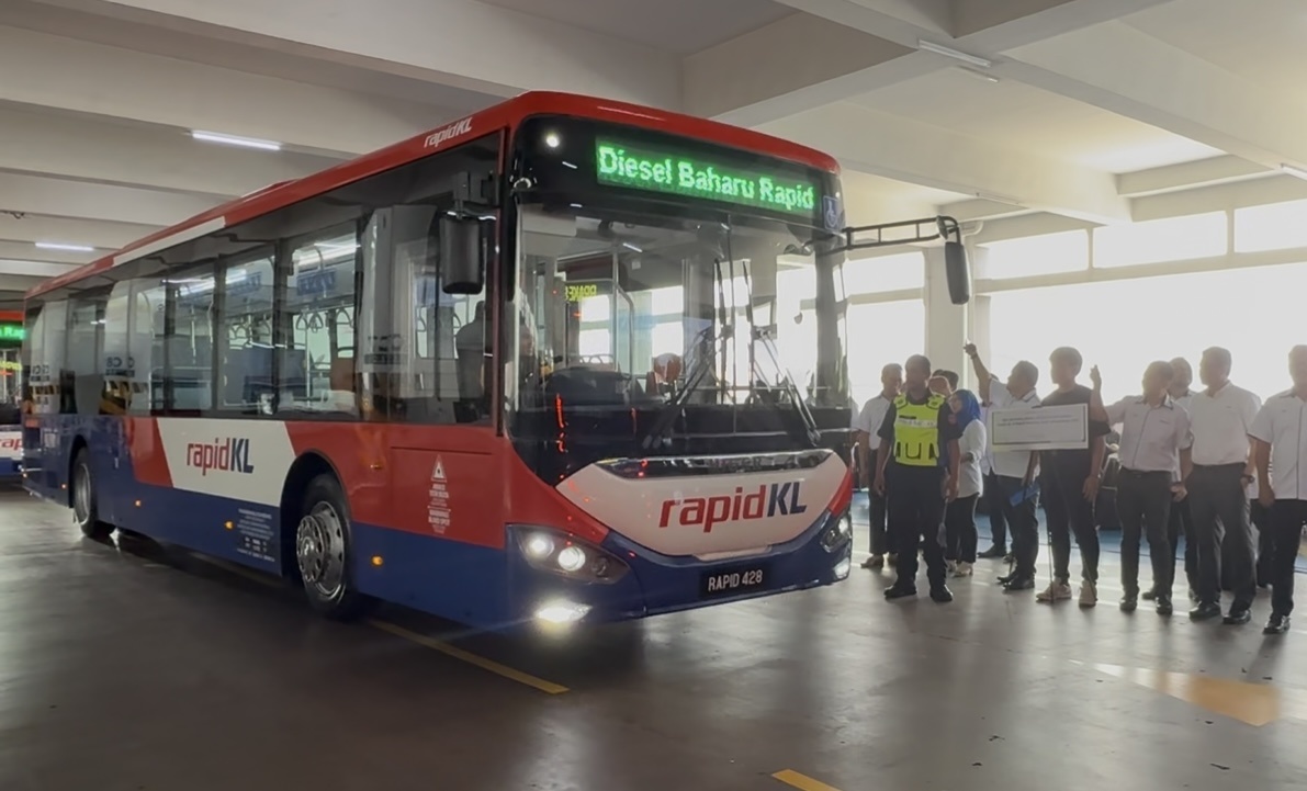 அனைத்துலக தரத்திலான 10 பேருந்துகள் சேவையைத் தொடங்கின