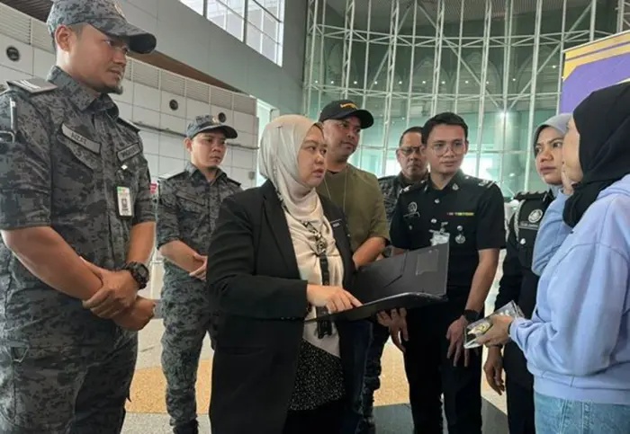 போலிக் கடப்பிதழைப் பயன்படுத்தி அதிகாரத் துஷ்பிரயோகம்: இரண்டு அமலாக்க அதிகாரிகள் கைது