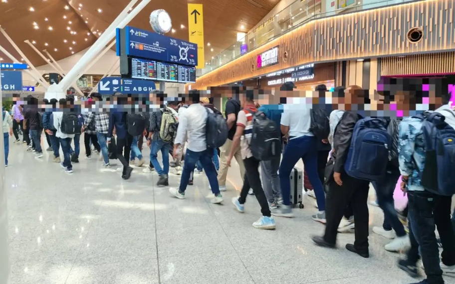 131 பேர் விமான நிலையத்திலிருந்து திருப்பி அனுப்பப்பட்டனர்