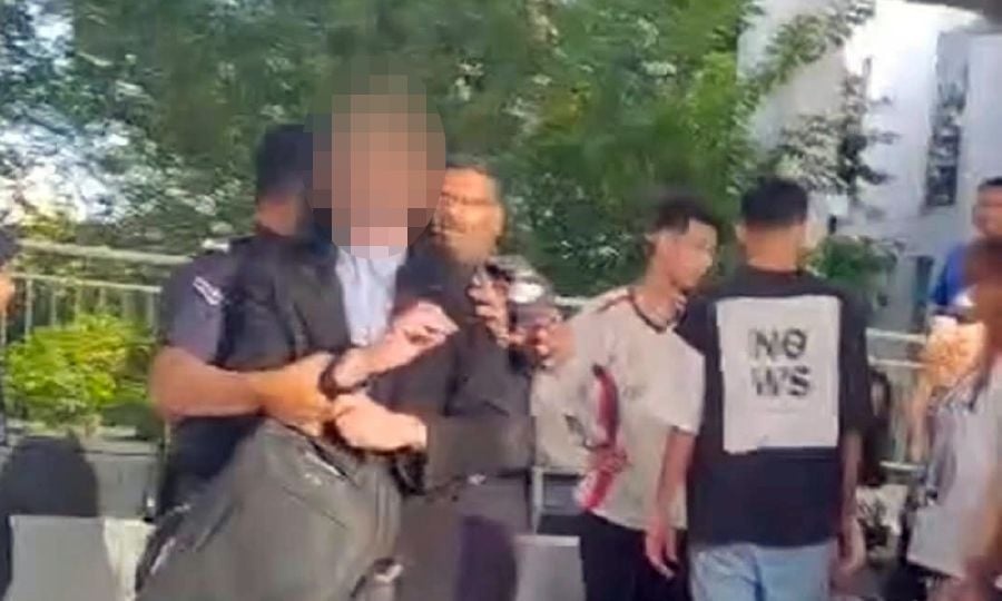 அதிர்ச்சியில் உறைந்தனர் பல்கலைக்கழக மாணவர்கள்